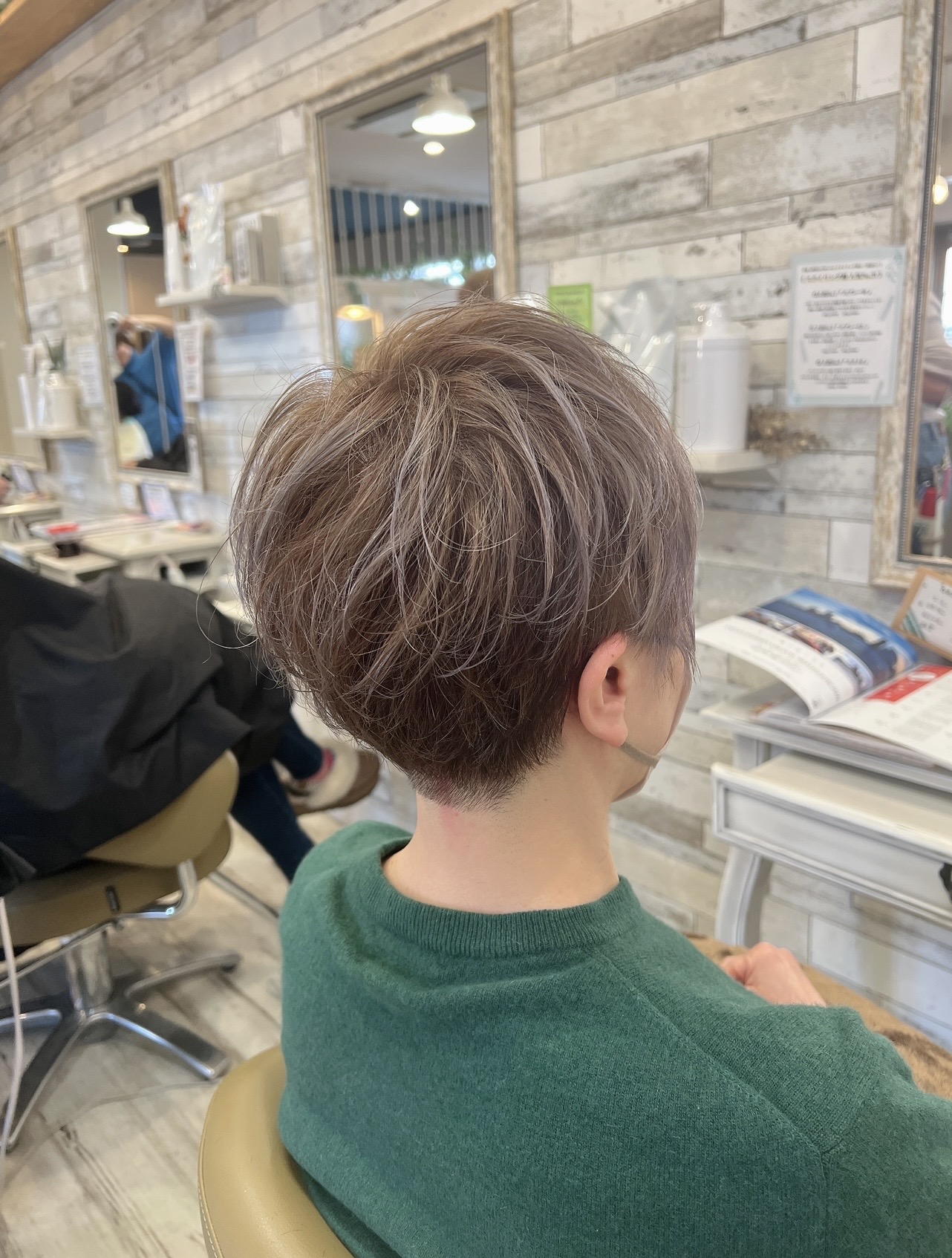 白髪ぼかし×襟足刈り上げショート